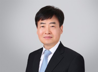 




	
		김봉준 변호사
	

	
		
			
				
					
					
						학력
						
                                                        
                                                        1990. 석산고등학교 졸업
                                                        1993. 전남대학교 법학과 졸업
                                                        2004. 전남대학교 법과대학원 졸업 (법학 석사)
                                                        2006. 전남대학교 법과대학원 수료 (법학 박사)
                                                        2015. 바르셀로나 자치대학교 Visitint Schola
														2026. 고려대학교 경영전문대학원 최고경영자과정 수료
														
					
				

				
					
					
						경력
						
                                                       제43회 사법시험 합격(2001년)
                                                       사법연수원 제33기 수료(2004년)
                                                      
														대한법률구조공단 변호사(전주, 광주)
														목포, 광주, 제주, 서울북부, 서울중앙, 부산지검 검사
														부산지검 부부장 검사
														창원지검 통영지청 형사1부장검사
														서울북부, 인천, 수원, 서울중앙지검 부장검사
														창원지검 진주지청장
														서울북부지검 인권보호관
														
					
				
			
		
			
